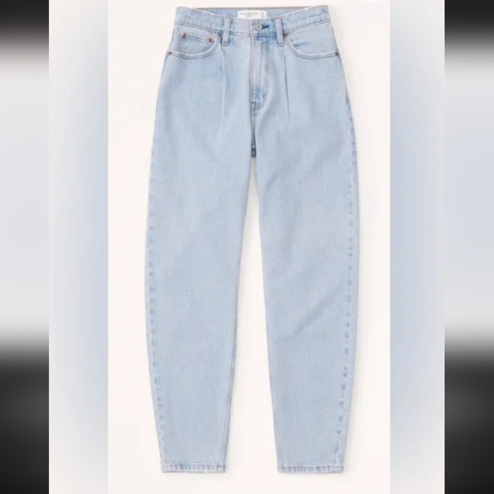 Abercrombie Curve Love High Rise 80s Mom Color: LIGHT Size: 29S